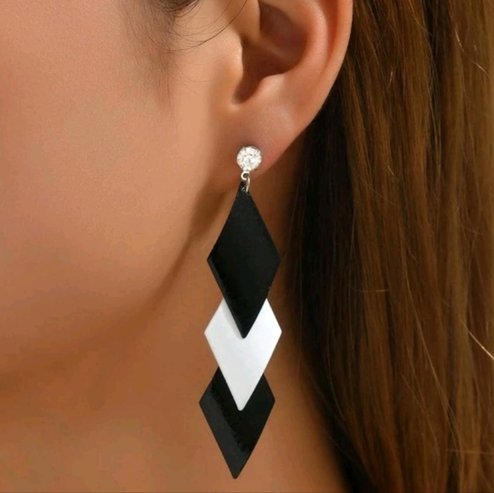 Black and White Geometric Earrings - Picture 5 of 5